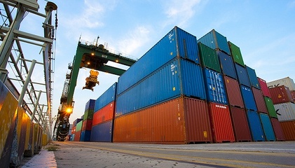 中國12月進出口同比增速轉負，全年貿易順差收窄708億美元，港口裝卸活動面臨挑戰